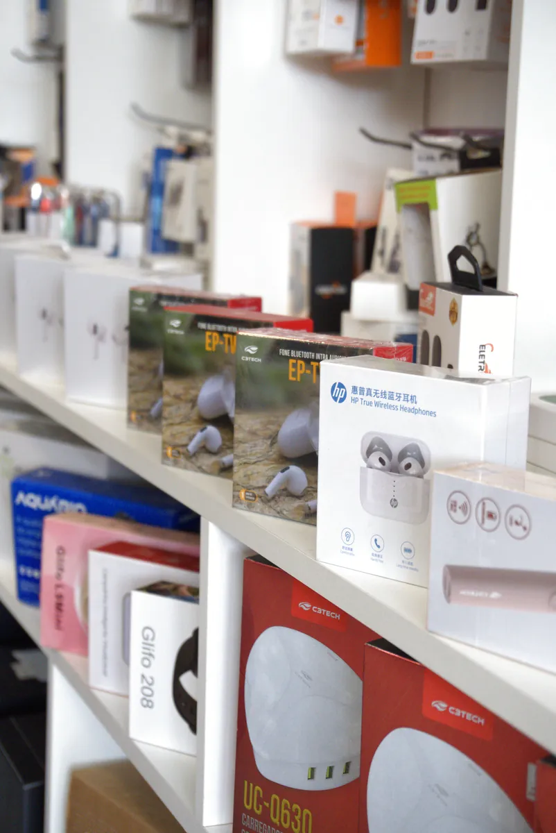 Fones bluetooth HP e C3Tech e carregadores em exposição