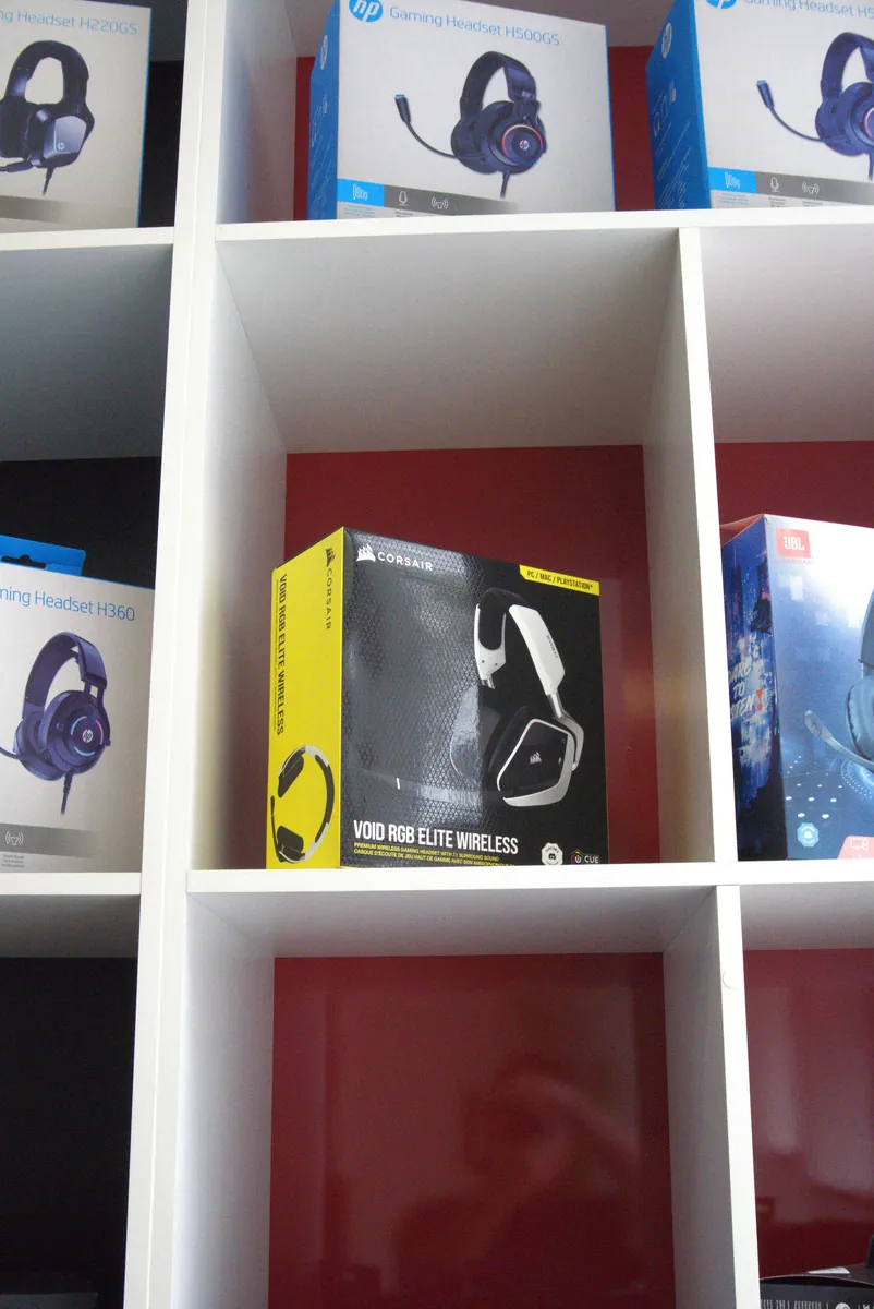 Headset Corsair Void RGB Elite Wireless em destaque na prateleira