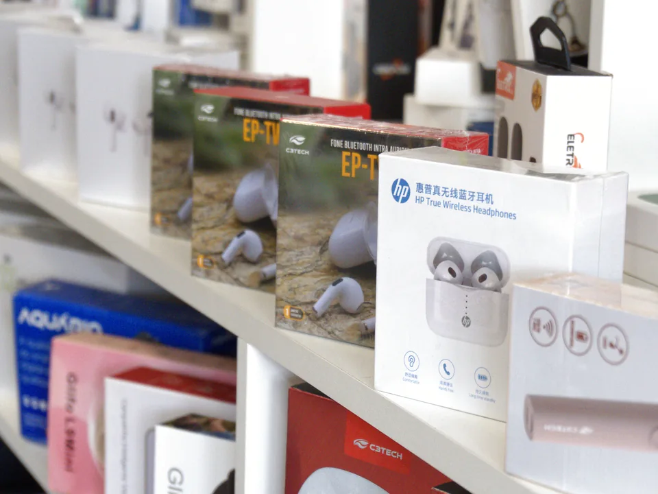 Fones bluetooth e carregadores em exposição na loja