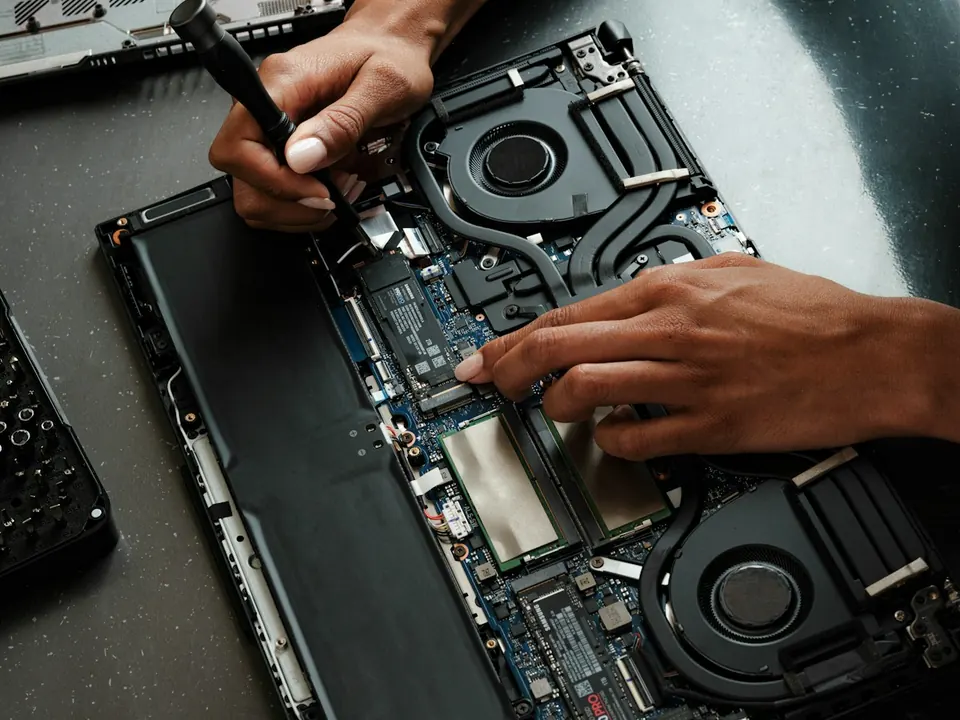 Técnico trabalhando em um notebook aberto