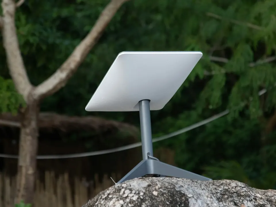 Antena de internet Starlink instalada ao ar livre